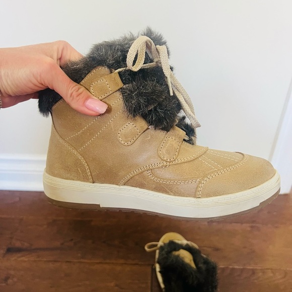 Like new Kimberfeel size 7Tan Fur-Lined Lace-Up Boots - Picture 6 of 8